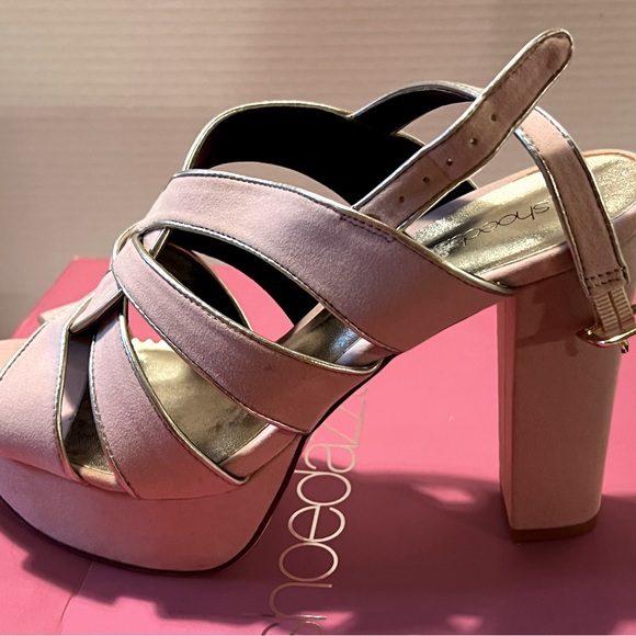 Shoe Dazzle Faux Suede Barbie Pink w/Silver trim Platform Heels sz 8.5 - Picture 1 of 9